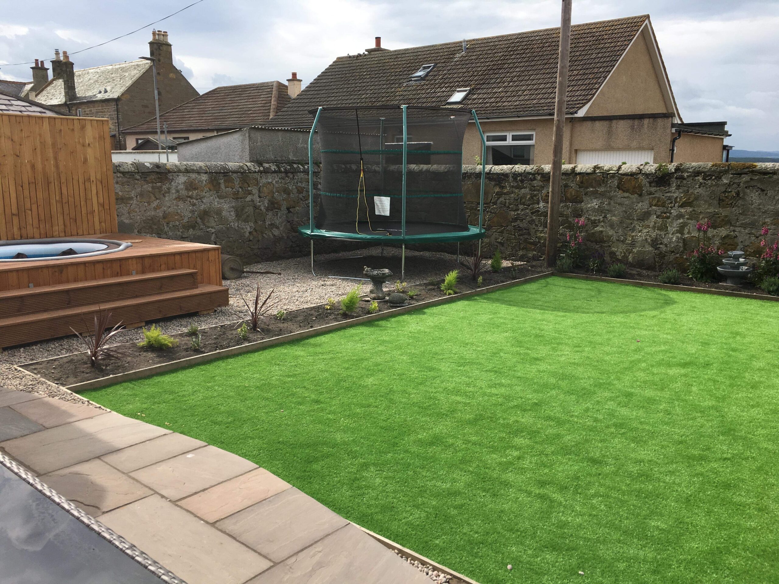 How to Choose Reliable Artificial Grass Fitters for Your Garden